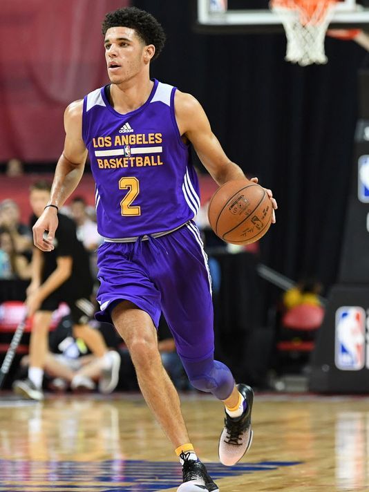 話題新秀Lonzo Ball於夏季聯盟準決賽傷退。目前尚未得知是否出席明天的冠軍賽。（圖／翻攝自USA Today）