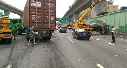國道1號泰山段上午驚傳4車追撞，港女命危搶救中。（圖／社會中心翻攝）