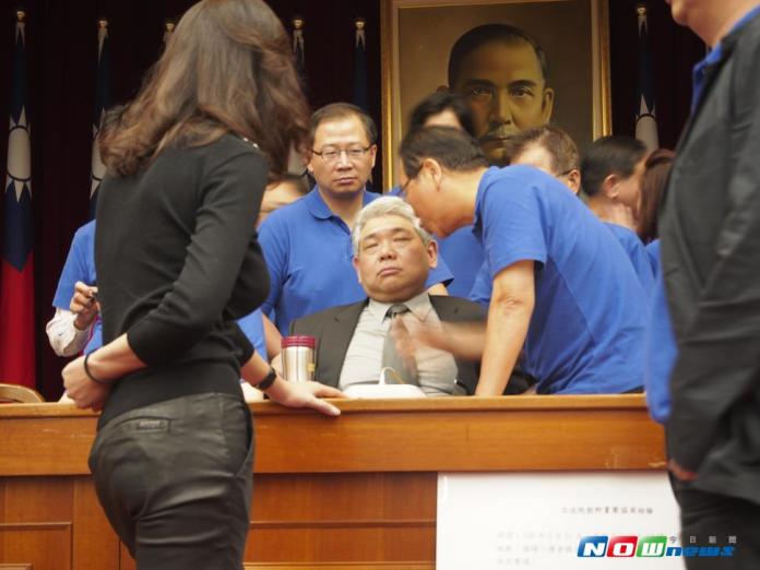 立法院臨時會審前瞻預算，不過國民黨團對輪值召委提出疑義，眼看雙方僵持不下，民進黨召委王榮璋再度宣布休息協商（圖／張雄風攝 , 2017.7.17）