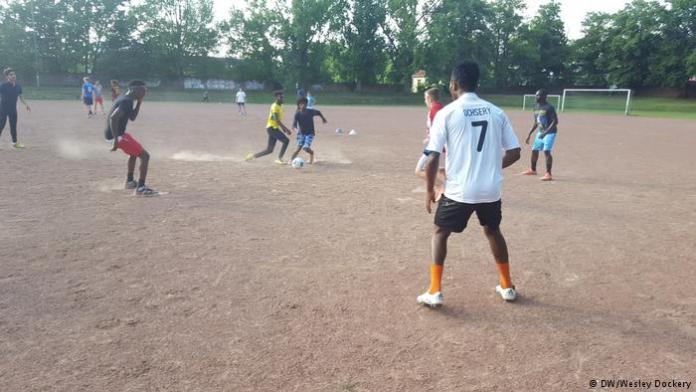 德國波昂的一個足球俱樂部每週二都歡迎來自難民營的人們來練球。（圖／翻攝自德國之聲）