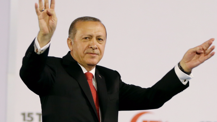土耳其總統艾爾段在紀念流產政變一周年活動上發表演說，揚言要「砍掉叛徒頭顱」。（圖／達志影像／美聯社）