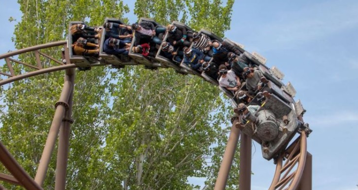 西班牙主題樂園「Parque de Atracciones de Madrid」，在當地時間16日下午發生雲霄飛車相撞意外。此為示意圖，非當事畫面。（圖／翻攝自Parque de Atracciones de Madrid網站）