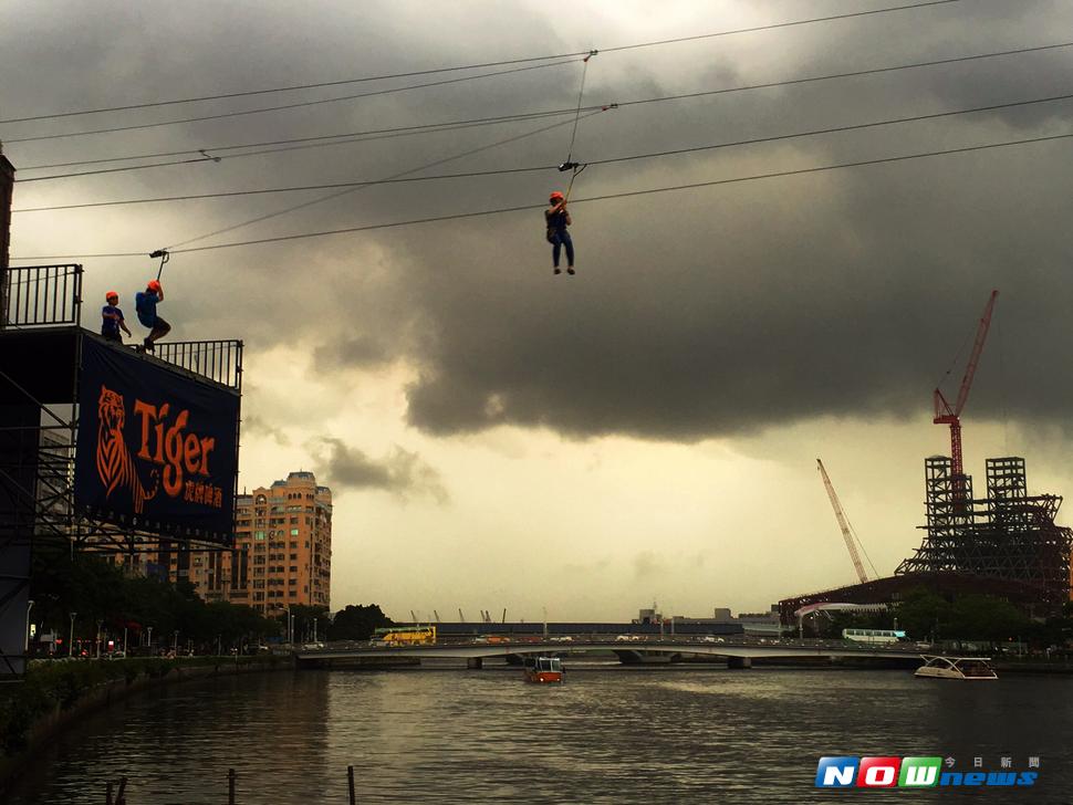 現場挑戰民眾信心不減的表示，排隊5個小時都等了，等雨停後，一定要上台挑戰。（圖／記者宋德威攝 , 2017.07.16）