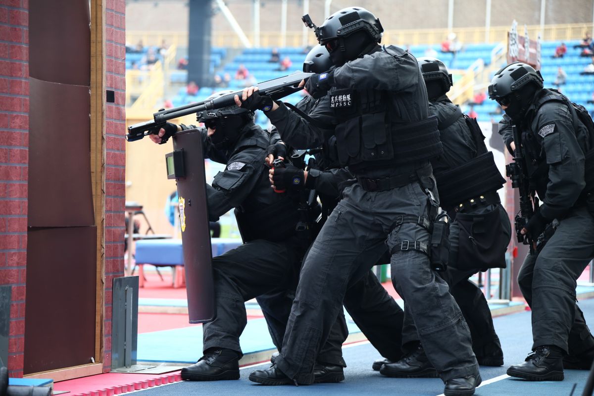 為因應今年將主辦2017年世界大學運動會，臺北市3月30日舉辦「民安3號演習」，結合維安、反恐等議題進行實作演練，憲兵特勤隊也參演，執行反劫持任務。（圖／軍聞社提供）