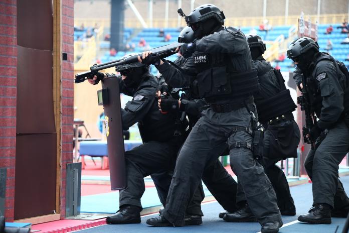 為因應今年將主辦2017年世界大學運動會，臺北市3月30日舉辦「民安3號演習」，結合維安、反恐等議題進行實作演練，憲兵特勤隊也參演，執行反劫持任務。（圖／軍聞社提供）