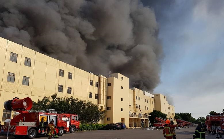 東元電機廠大火，煙霧迷漫火勢控制。（圖／社會中心翻攝）