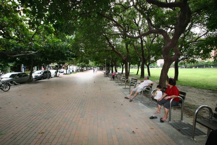 民眾若在公園及園道範圍內，違規停放車輛，建設局得報請警察局開罰拖吊（圖／建設局提供 , 2017.7.16）