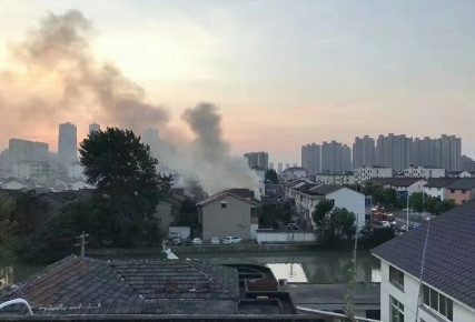 中國大陸江蘇省常熟市一處民宅今（16日）凌晨發生大火。（圖／翻攝自微博）