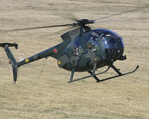 日本九州北部福岡與大分縣遭豪雨重創，陸上自衛隊派遣第4飛行隊OH-6直升機搜尋失蹤者。（圖／日本陸上自衛隊 , 2017.7.16）