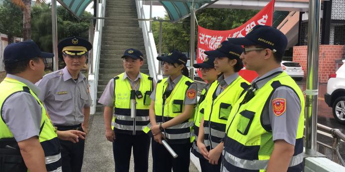 台南市警察局長官對在酷暑的天氣下辛苦執勤的員警加油打氣。（圖／玉井分局提供，2017.07.16）