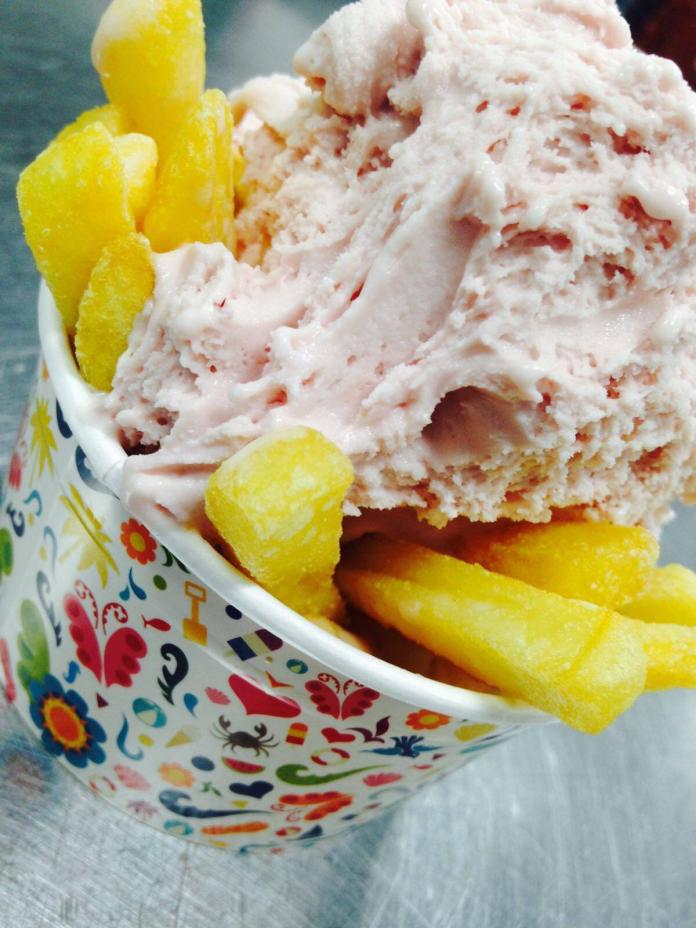 ▲美味還是反胃　英國店家推出薯條配冰淇淋 。（圖／翻攝自鏡報）
