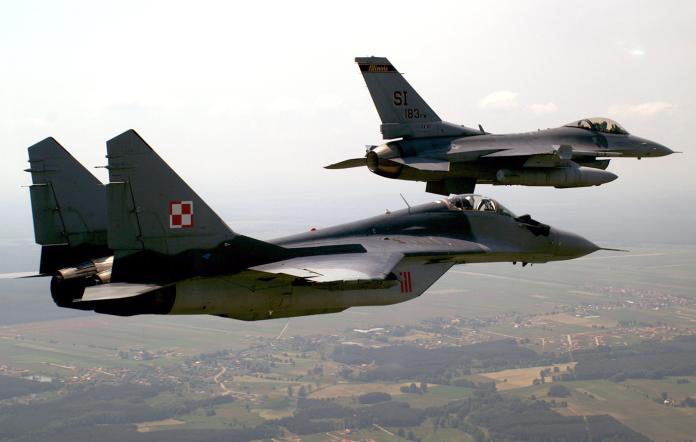 波蘭米格-29（MiG-29）與美軍F-16戰機，參加 2005 年「白彗尖兵」（Sentry White Falcon）演習。（圖／美國空軍攝 , 2017.7.16）