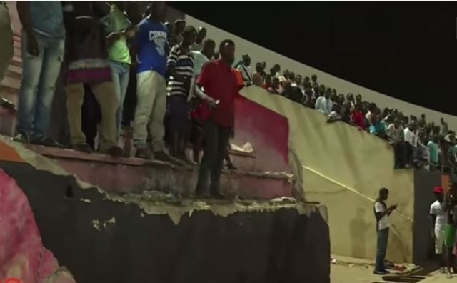 非洲塞內加爾在當地時間16日傳出球迷於足球聯賽冠亞軍賽爆發衝突。（圖／國際中心翻攝）