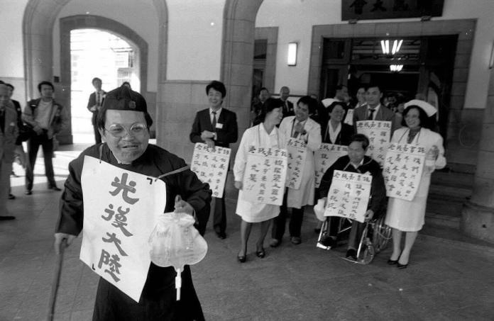 台灣解嚴30周年，立法院長蘇嘉全回憶起突破黨禁，參選增額國大的往事。（圖／出自於資深媒體人謝三泰／刊登於蘇嘉全臉書）