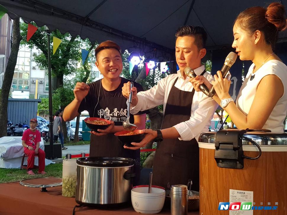 竹市府於綠園道舉辦開飯食堂，林智堅親手製作鴨香飯推廣竹市美食。（圖／記者陳志偉攝，2017.07.15）