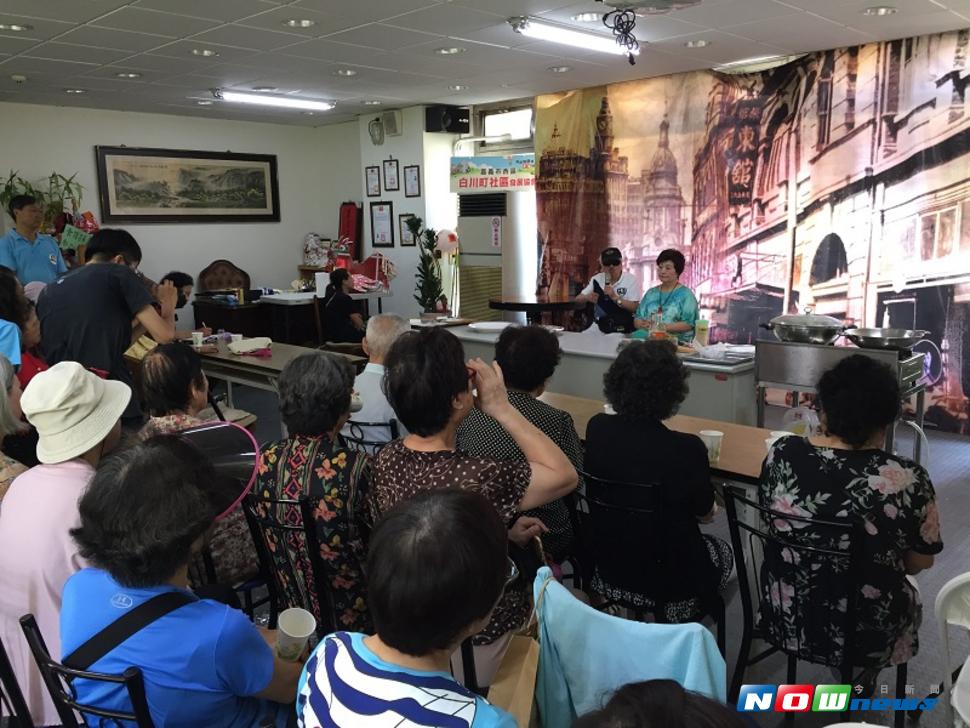 嘉義市白川町「邊記江浙園餐廳」的負責人邊萬老先生，傳授「蔥燒鯽魚」，讓新的眷村人重溫在地的家鄉好滋味。（圖／記者陳鐘聲攝 , 2017.07.15）