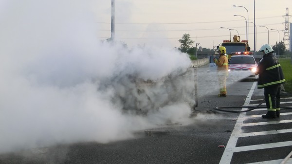 國道突翻覆釀火燒車　駕駛安全逃命卻因酒駕送辦
