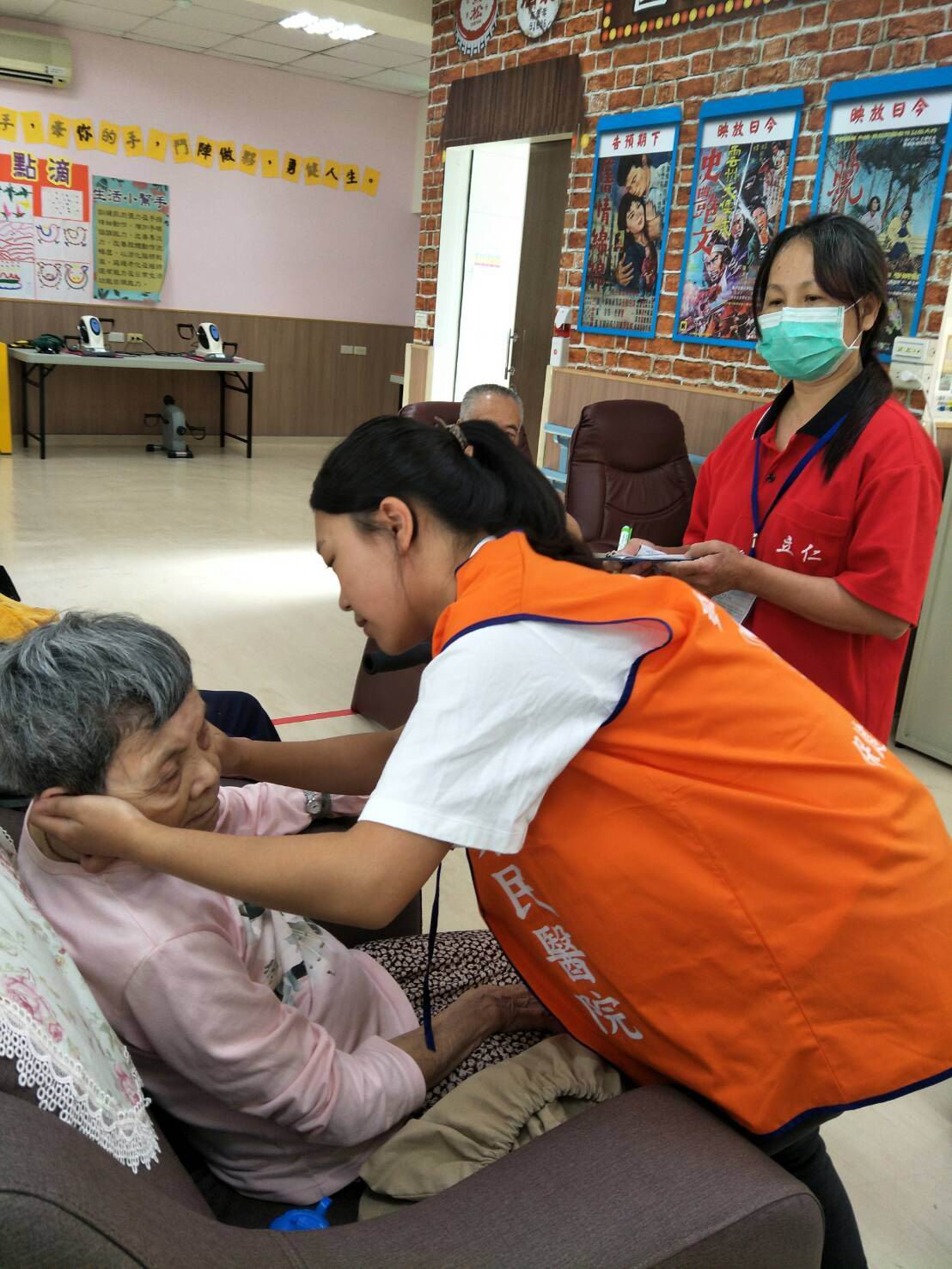 學生志工陳苡慈貼心為長輩服務（圖／ 榮總員山分院提供, 2017.07.14）