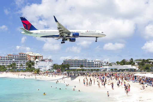 荷屬聖馬丁的茱莉安娜公主國際機場因緊鄰海灘，吸引許多遊客前來近距離體驗飛機起降的震撼力。（圖／達志影像／美聯社）