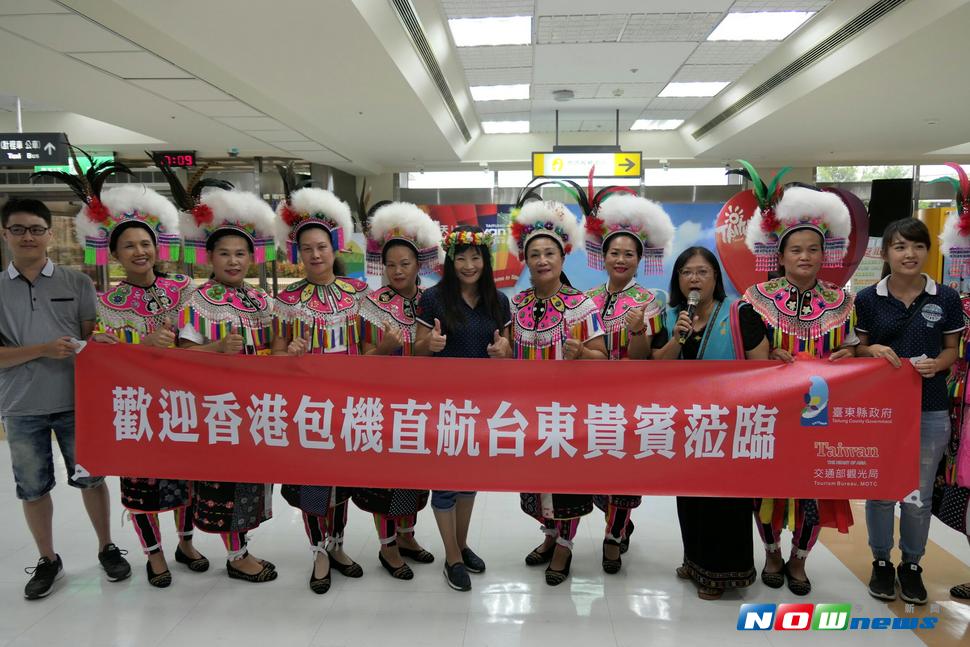 今日香港首航包機旅客搭乘華信104座ERJ班機於下午四時四十五分抵達台東豐年機場，機上有近百名旅客，之後每周二五各有一往返架次，旅客訂位率已達八成以上。（圖／台東縣政府提供，2017.07.14）