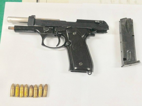 水上警分局接獲通報處理糾紛案起獲仿貝瑞塔廠M9型改造手槍。（圖：嘉義縣察局提供）