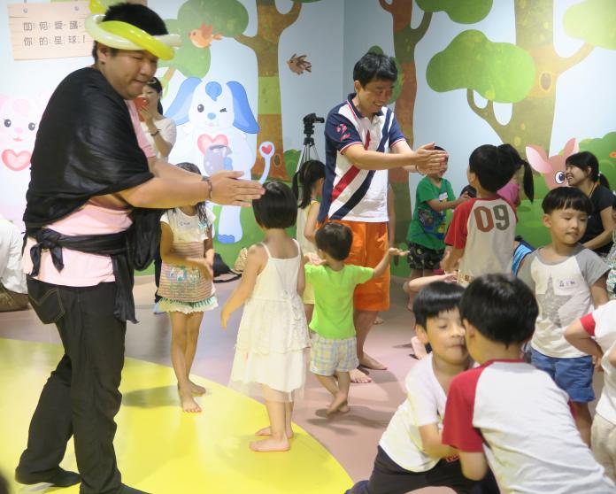 「樂讀世界文化－親子活動」透過開場的帶動唱活動、體能遊戲，讓孩童與家長都玩得開。（圖／世界宗教博物館提供）