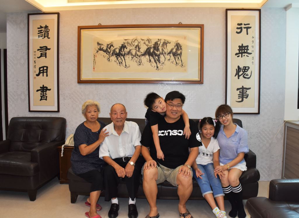 劉文龍\\(左二\\)一家和樂，愛家國、愛鄉土。（圖／新竹縣政府提供 , 2017.07.14）