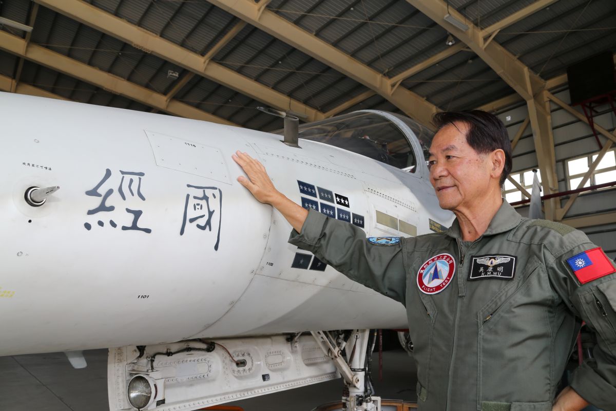 經國號戰機服役25年，昔日投入試飛任務的吳康明教官見證歷史一刻。（圖／國防部提供）