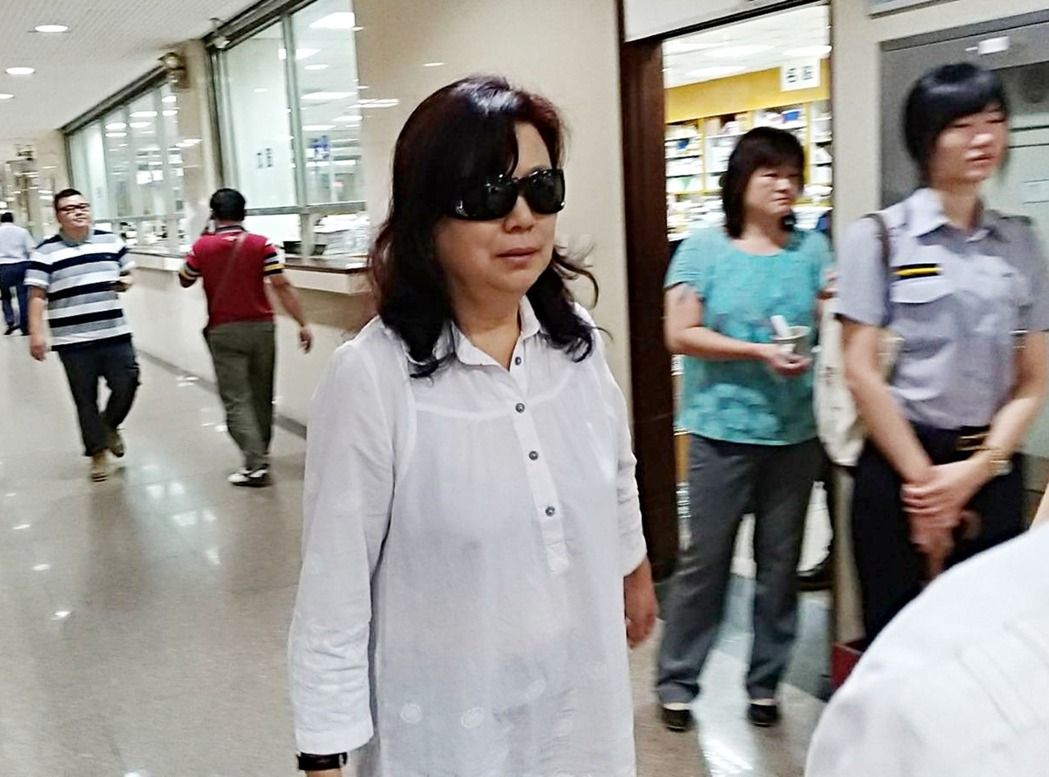 為「兩蔣日記」所有權與管理權，國史館與蔣家後代訴 訟；蔣方智怡（中）14日出庭淚灑作證說「若有人認為 我做的不夠，我可以接受，但不能用侵占字眼指責我， 希望這件事和平解決。」 中央社記者劉世怡攝　106年7月14日