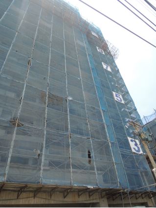 新竹竹北14日中午，有磁磚師傅疑不慎從10樓墜落到2樓鷹架上，送醫搶救後宣告不治。（圖／社會中心翻攝）