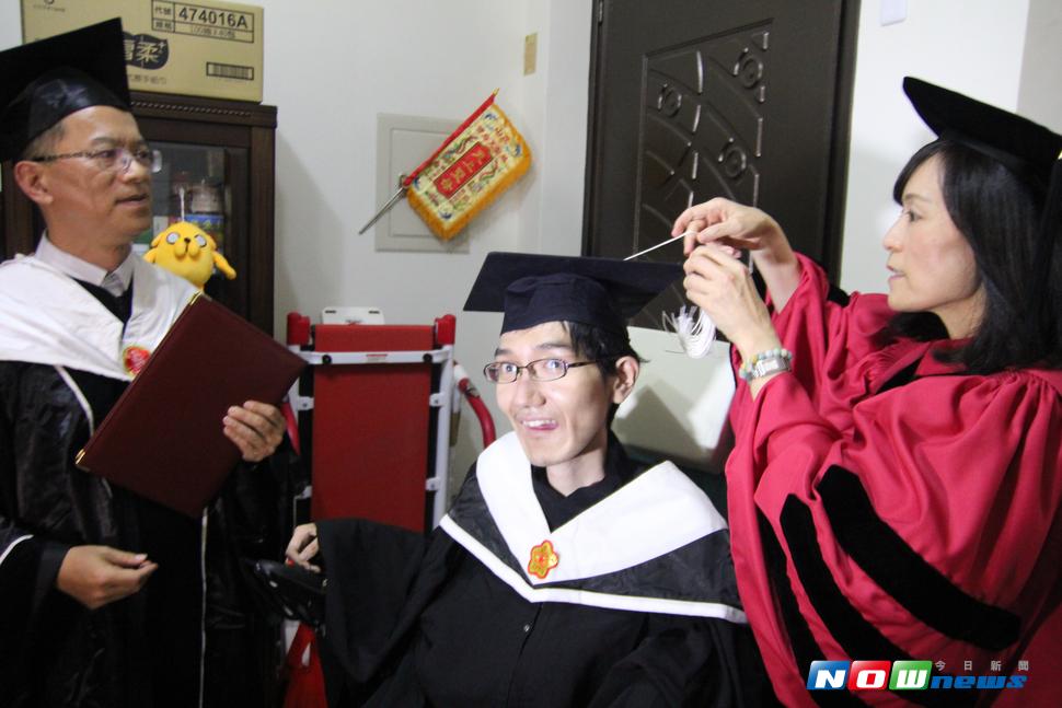 從小罹患肌肉萎縮症的成大中文碩士班生郭祐銘，完成碩士論文口試，成功大學校長蘇慧貞為郭祐銘授予碩士學位證書並撥穗。（圖／記者陳雅芳攝，2017.7.13）