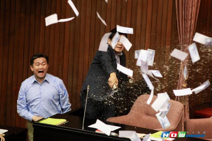 立法院舉行第二次臨時會，藍綠立委爆發衝突，民進黨立委莊瑞雄潑水攻擊。（圖／記者葉政勳攝 , 2017.07.14）