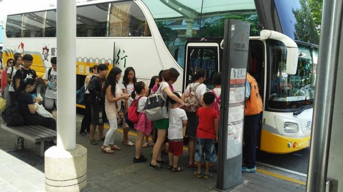 暑假期間持電子票證搭乘「台灣好行」即享半價優惠。（圖／交通部公路總局提供）