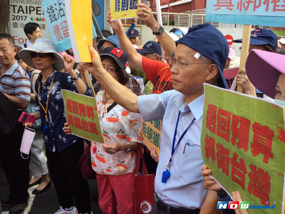 國民黨代理主席林政則（藍帽）率領抗議民眾，繞行立法院外抗議前瞻計畫。（圖／記者邱書昱攝 , 2017.7.14）