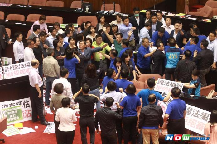 國民黨立委14日強力杯葛行政院長林全上台報告前瞻計畫，只見藍委又是鳴笛、又是撕紙、灑水，場面相當混亂。（圖／葉政勳攝 , 2017.7.14）