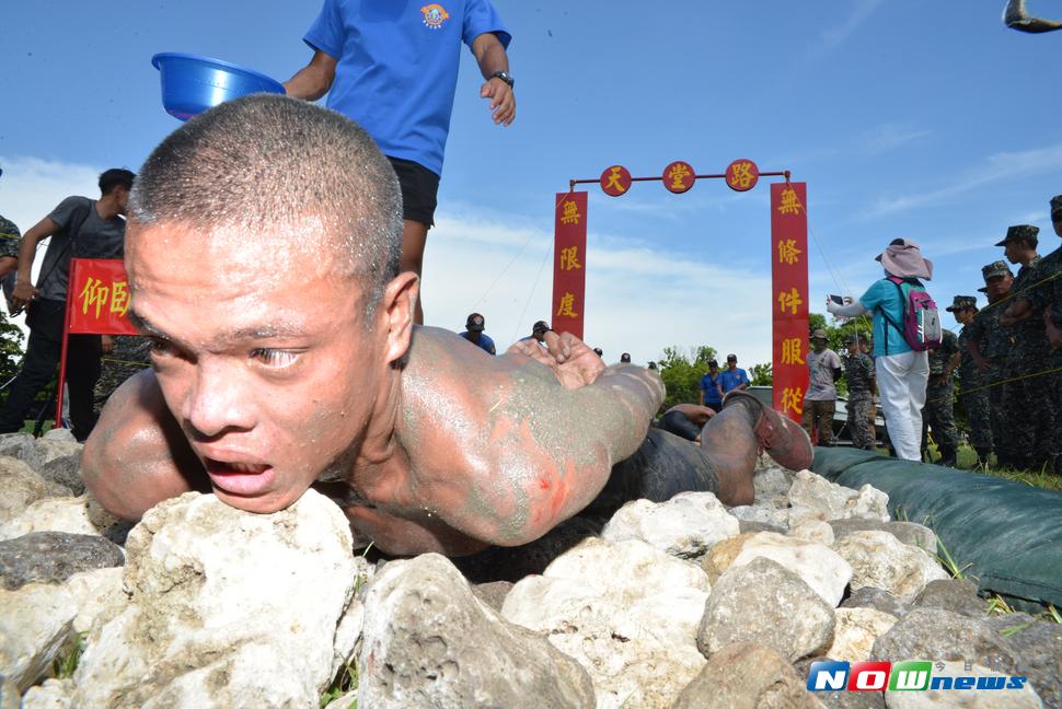 困難地形中俗稱「蛇行進」之項目，意為把手貼在背後，挺身前進，靠著肩膀協調動作，勇闖尖銳咕咾石。而每關卡有兩個助教，做不好就從起點重來。（圖／記者宋德威攝 , 2017.07.14）