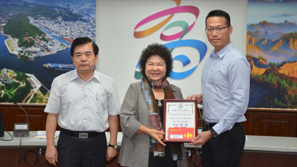 第一線消防精英施武鈞，獲頒市府廉潔楷模。（圖／高市府提供 , 2017.07.13）