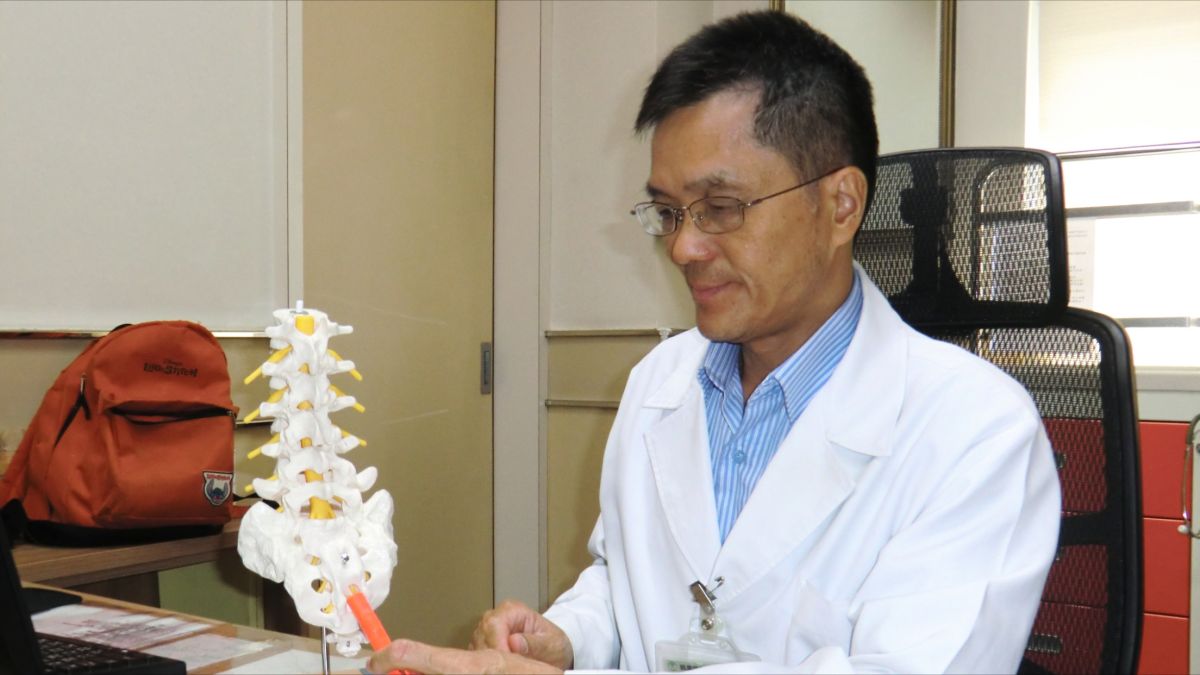 「活力得中山脊椎外科醫院」骨科醫師洪豐建在薦椎之下裂孔處以注射方式，為患者治療坐骨神經痛。（圖／主辦單位提供 , 2017.07.13）