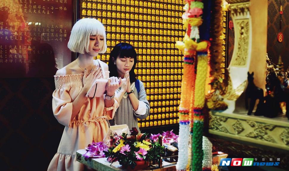 ▲Kiwebaby（左）因為這場拜觀音戲，頓悟到自己「非男非女」的超凡價值。右為張寗。（圖／海鵬，2017.07.13）