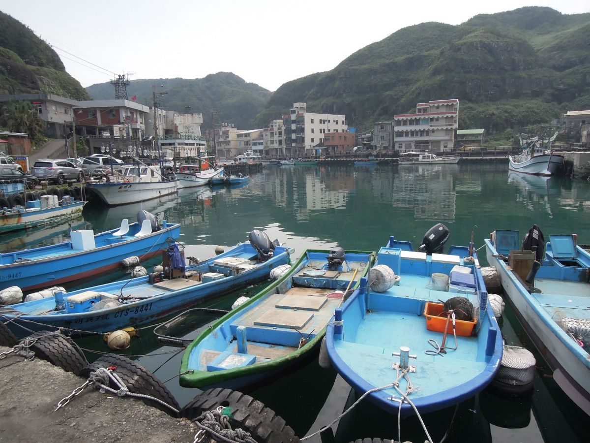 鼻頭漁港景色優美，車程不長，人潮適中，於週休時造訪CP值十分高。（圖／新北市政府漁業及漁港事業管理處提供）