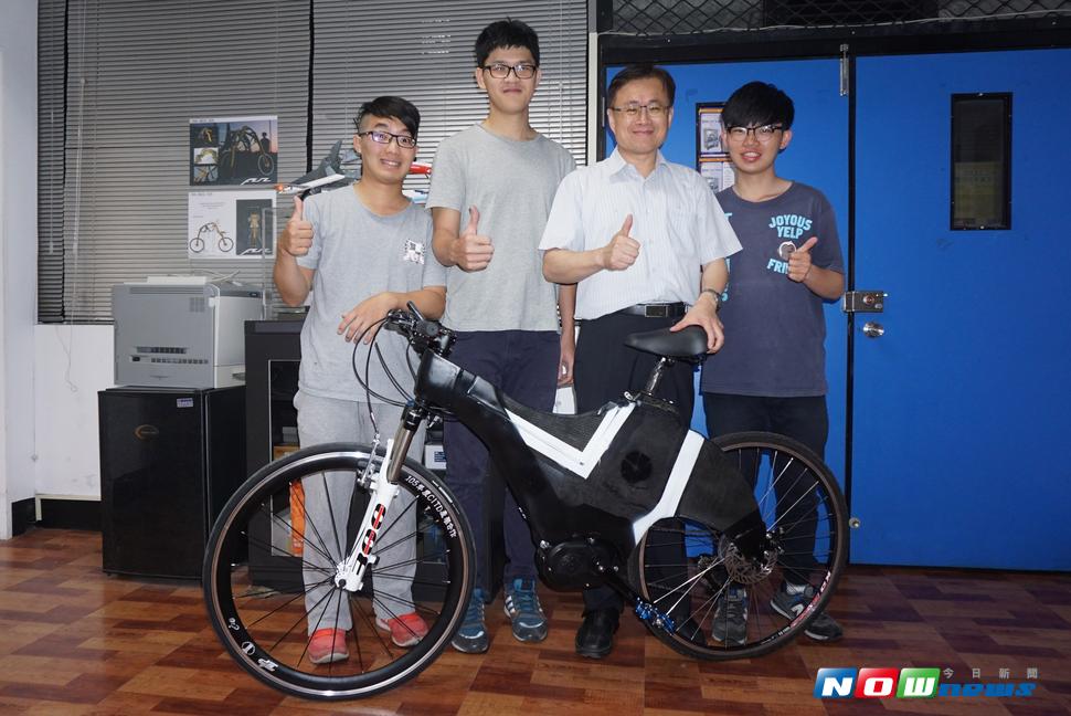 大葉大學工工系師生研發的電動輔助自行車，助理教授王正賢帶領學生以3D列印打造電動輔助自行車，車子只有16公斤。（圖／記者陳雅芳攝，2017.7.13）