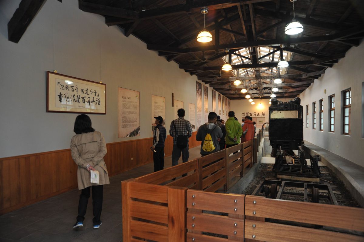 民眾參觀宜蘭縣史館「淡蘭古道‧百年故事」展覽（圖／羅東林區管理處提供, 2017.07.13）