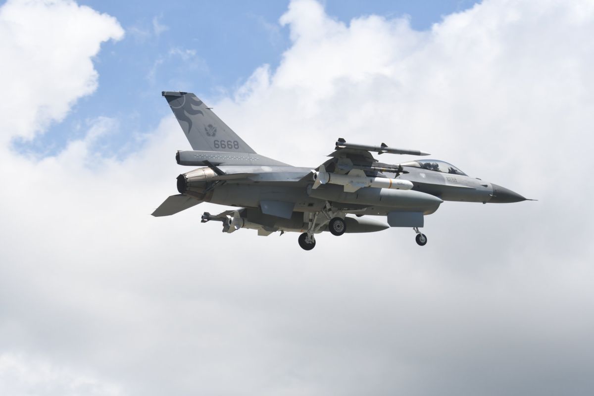 空軍花蓮基地所屬的4架F-16戰機，於前天下午從花蓮機場起飛並降落在清泉崗基地，外界臆測與遼寧艦有關，空軍401聯隊澄清並無此事（圖／陳姓航迷提供2017.07.13）
