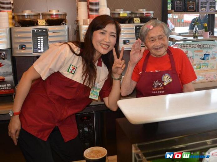 來杯冰咖啡　98歲店員為您服務
