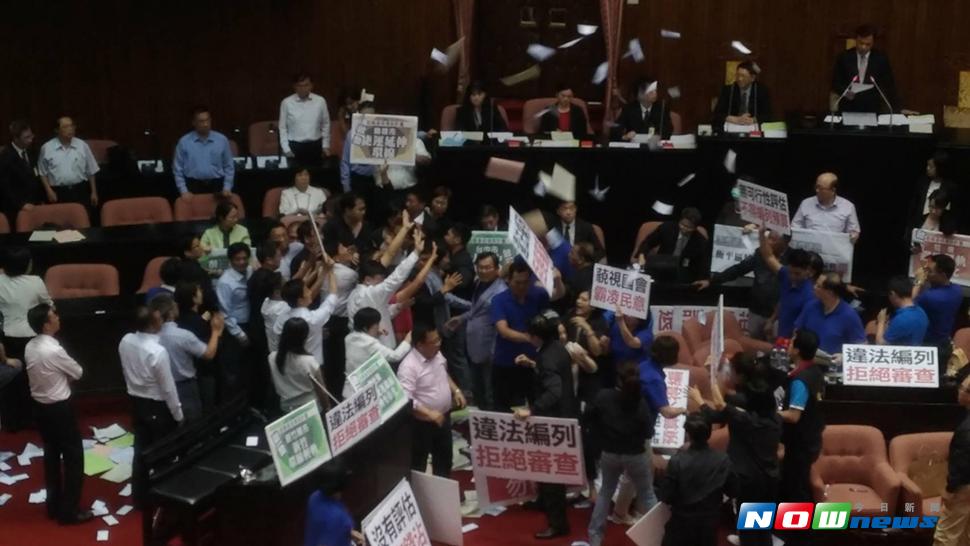 在國民黨占領發言台，丟前瞻計畫書，現場藍綠立委再度爆發肢體衝突，確實讓行政院長林全無法上台報告，最後立法院長蘇嘉全宣布，14日繼續開會。（圖／記者張雄風攝 , 2017.7.13）