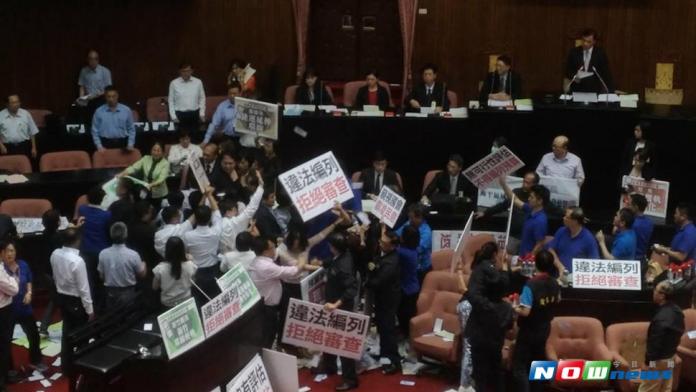 在國民黨立委的強力杯葛下，讓原本來立法院報告的行政院長林全無法上台。（圖／張雄風攝 , 2017.7.13）