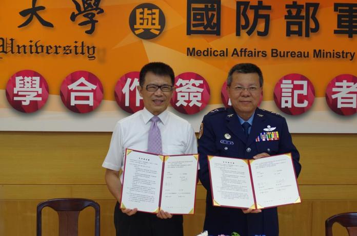 東吳大學與國防部軍醫局簽訂產學合作。（圖／東吳大學提供）