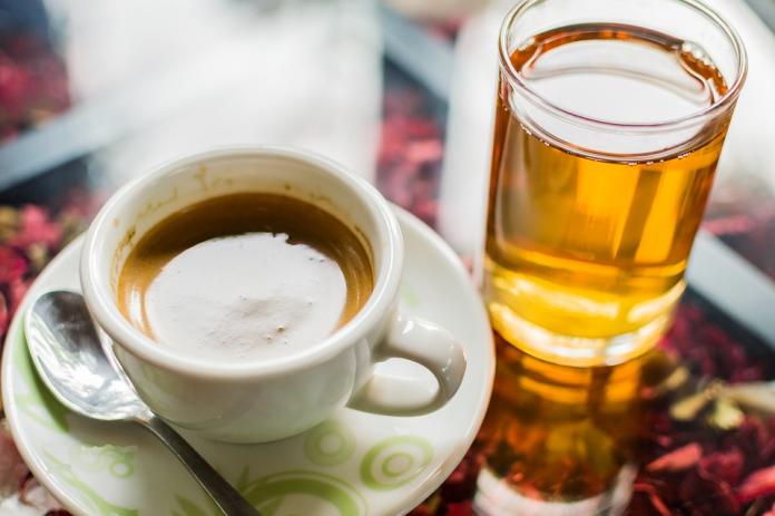 ▲長期飲用咖啡、紅茶等有色飲料容易造成牙齒變黃，專家建議少喝。（圖／翻攝自Pixabay）