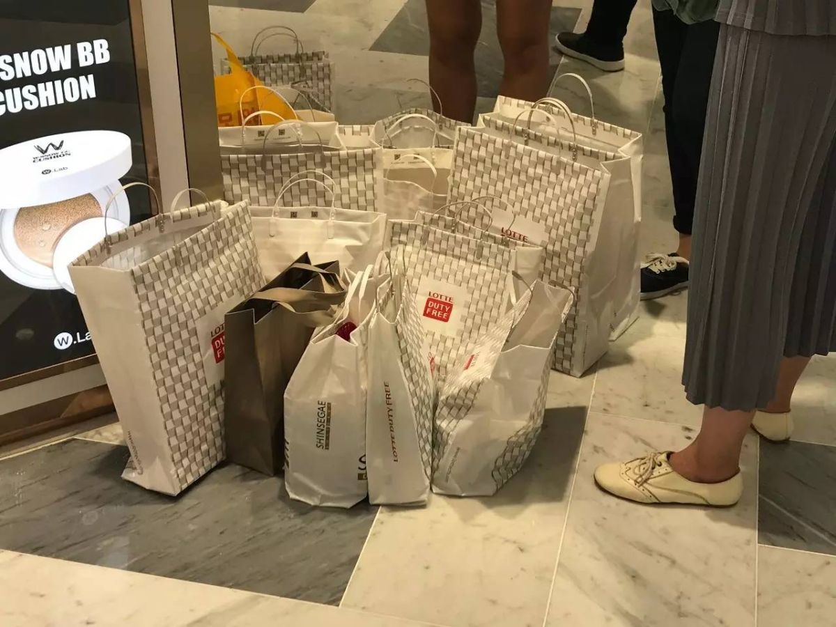 韓免稅店疑重現中國大陸遊客排隊搶購熱潮。