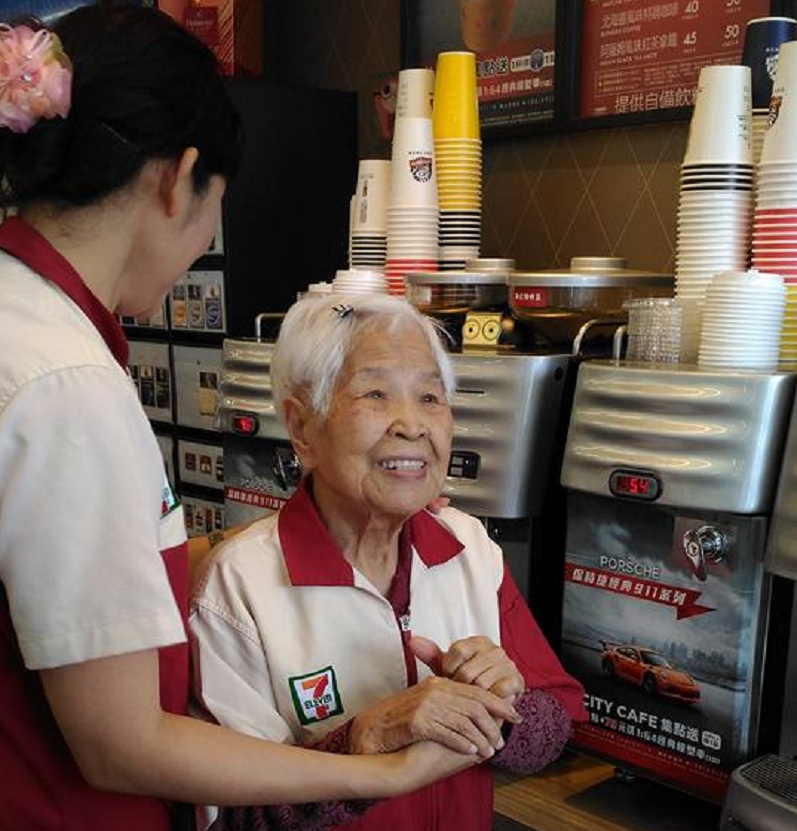 天主教中華聖母基金會為了延緩失智症患者的退化情形，以及使民眾能了解失智症，特地安排高齡阿媽到超商實習。（圖／翻攝自臉書社團「7-11新大業門市」）